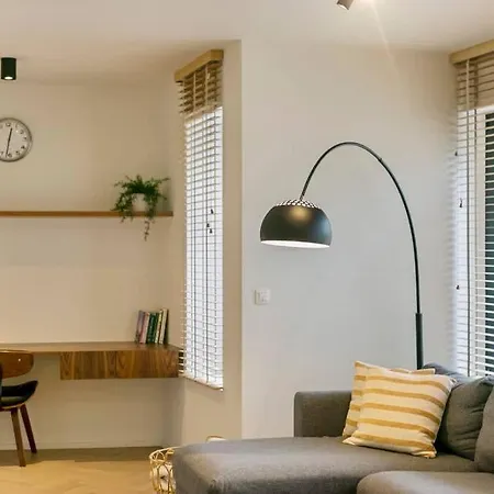 Luxurious 2-bdr @ Trendy South Area 2 *