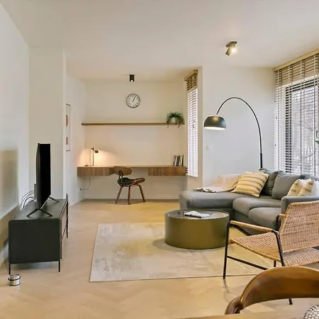 Luxurious 2-bdr @ Trendy South Area 2